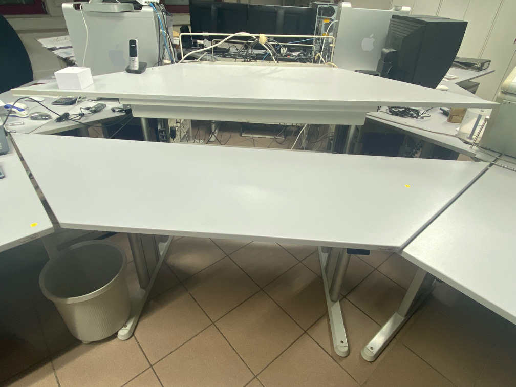 DRU-01-28-112 Mega Stahl-Spezial Schreibtisch mit 2 Ebenen,hintere elektrisch Höhen verstellbar, die vordere Platte mechanisch - fast wie neu-im  Bestzustand