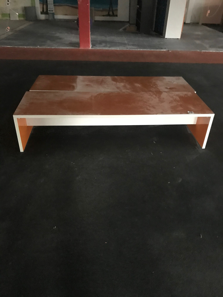 FIT 2021-19  Designer Tisch;Hochglanz Oberfläche