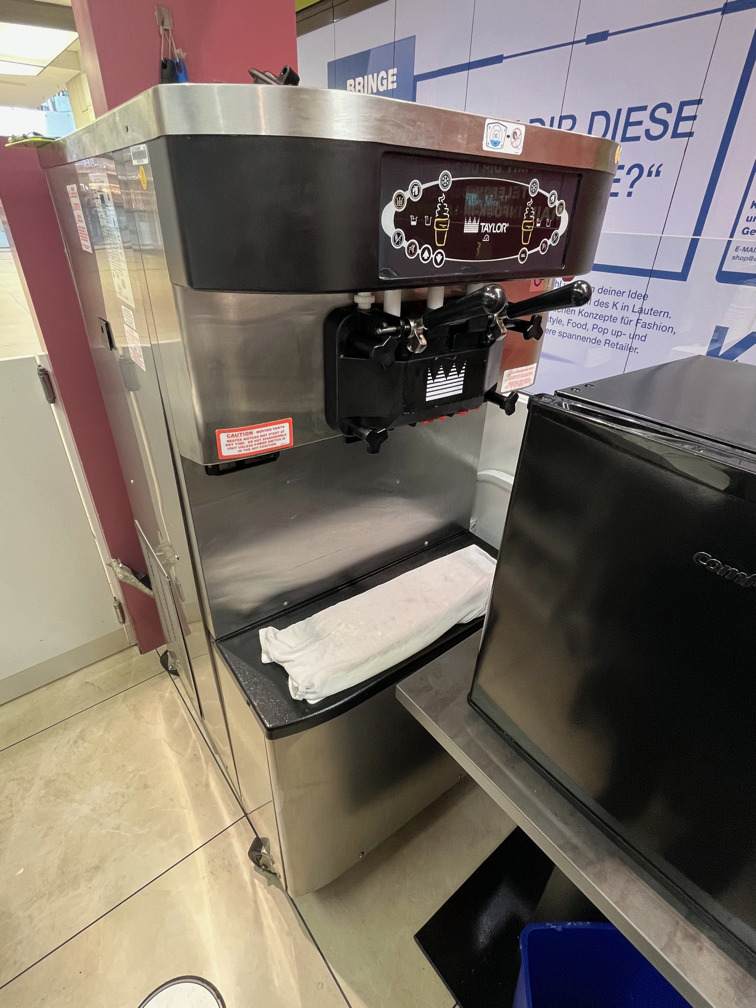 GKEM 247-23-Soft Eismaschine-Mobil- 2 Kammern-Softeis-Milchshaks-Frozen Joghurt in  top Zustand-mit Garantie