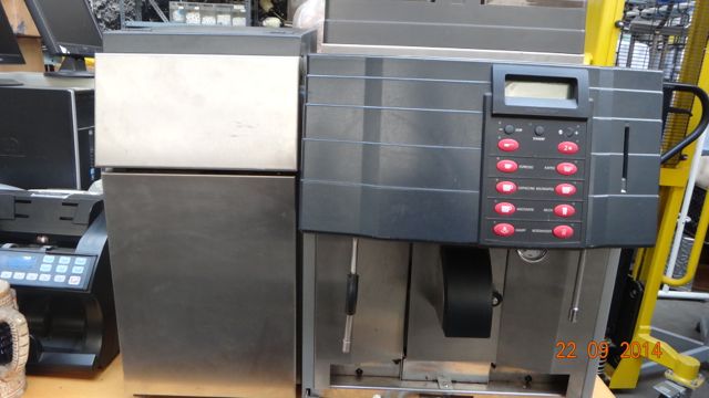 GKM 248-41 Kaffeemaschine Leistungsstark mit Mahlwerk und Milch Kühlschrank  